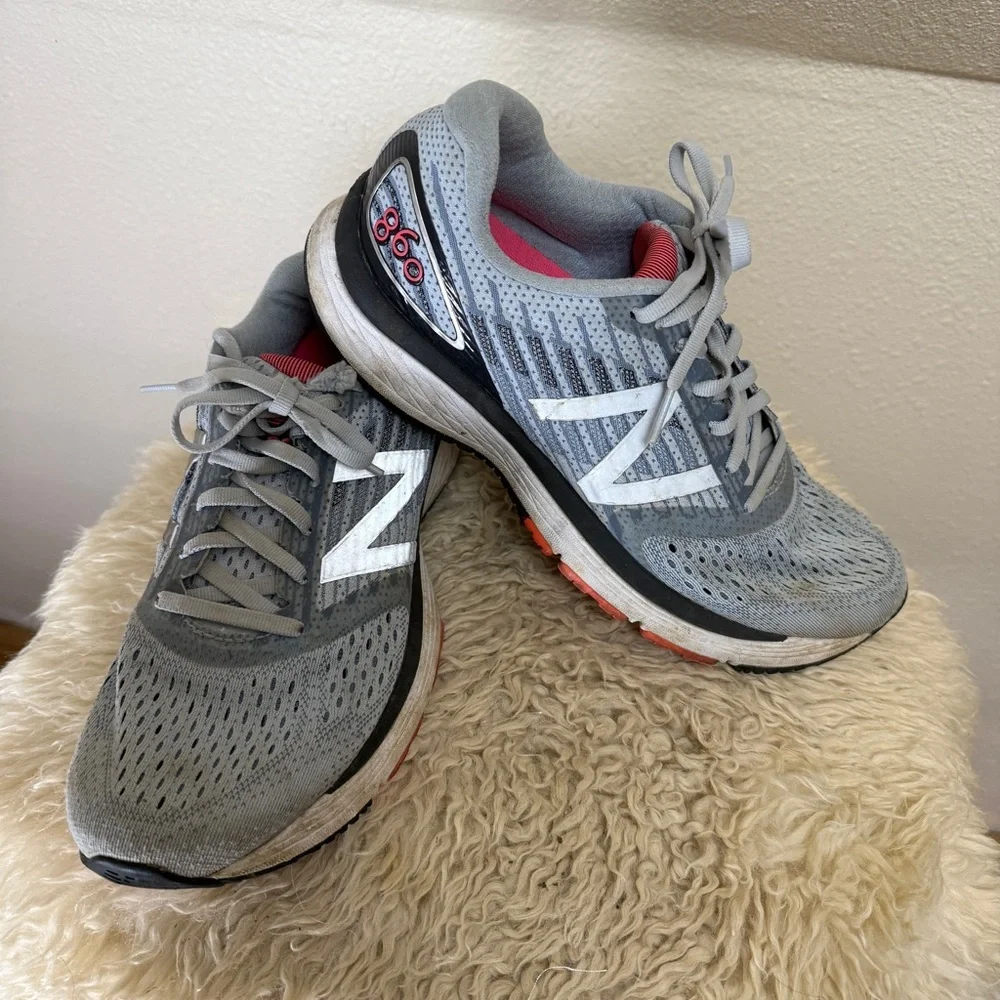 NEW BALANCE 860 Running Shoes. Size 10